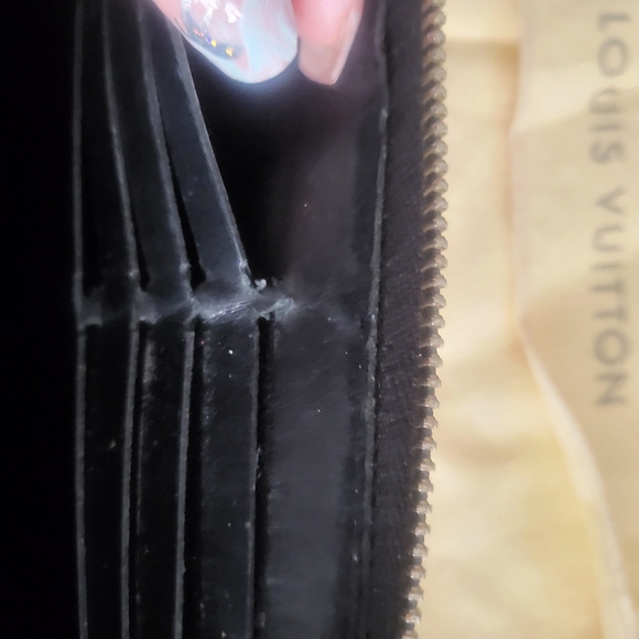 AUTHENTIC Louis Vuittin Suhali Zippy Wallet - Picture 10 of 10